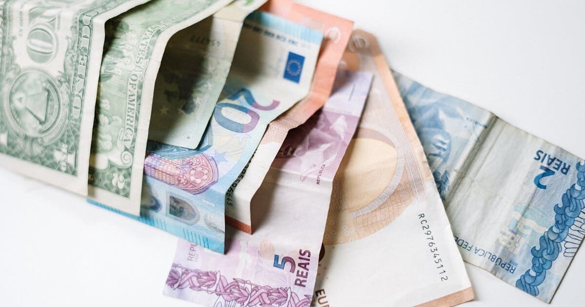 Dollar Below R$5: What It Means for Your Investments in 2026