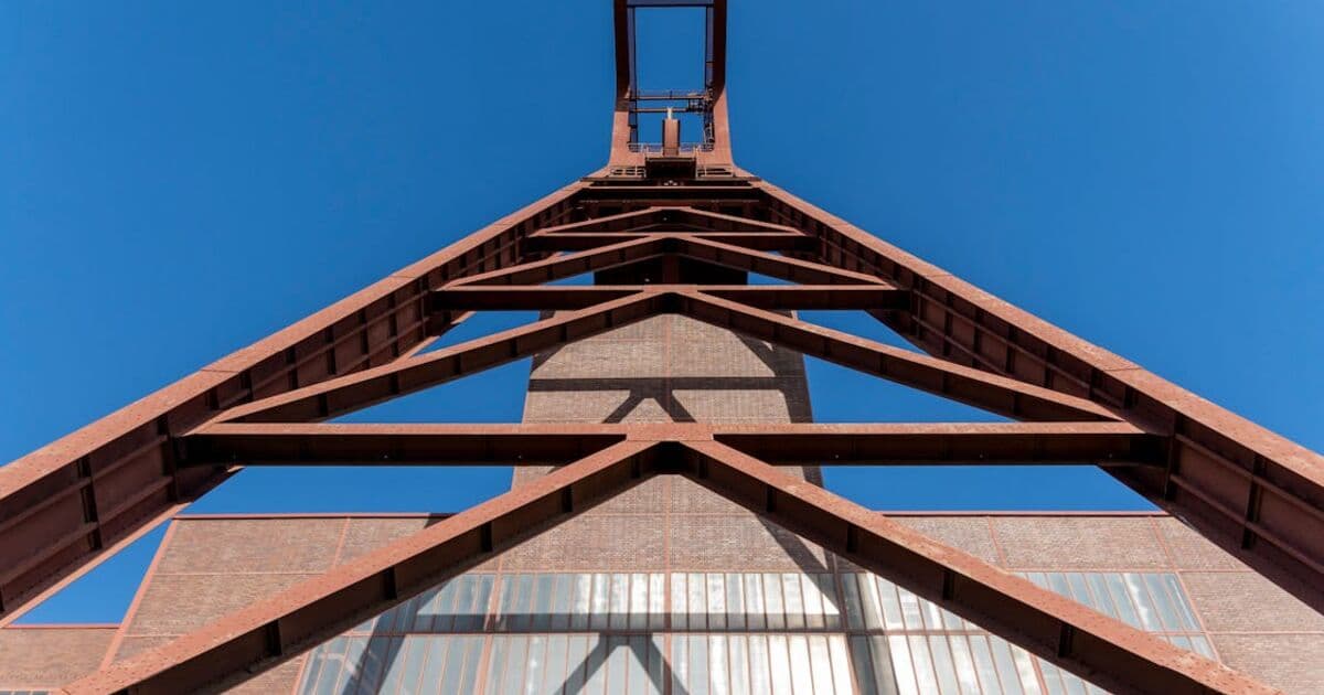 Pinalawak na Section 232: Paano Binago ng Bagong Utos ni Trump ang Laro ng Bakal, Aluminyo at Pharma